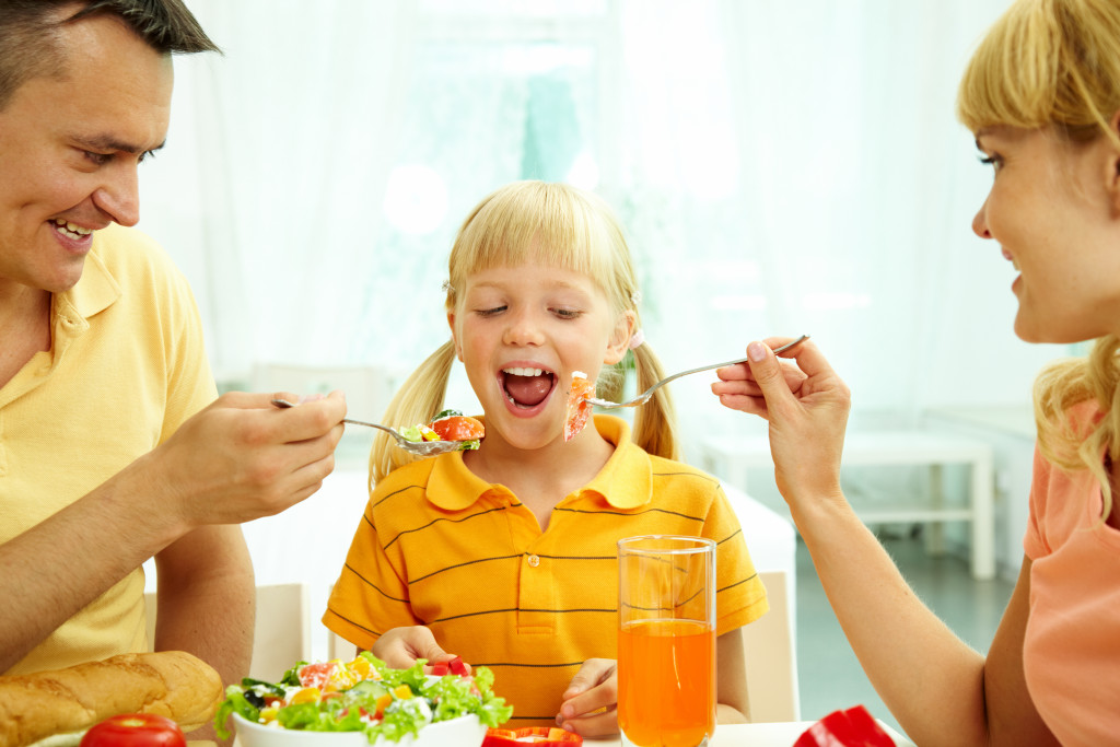 feeding child healthy food